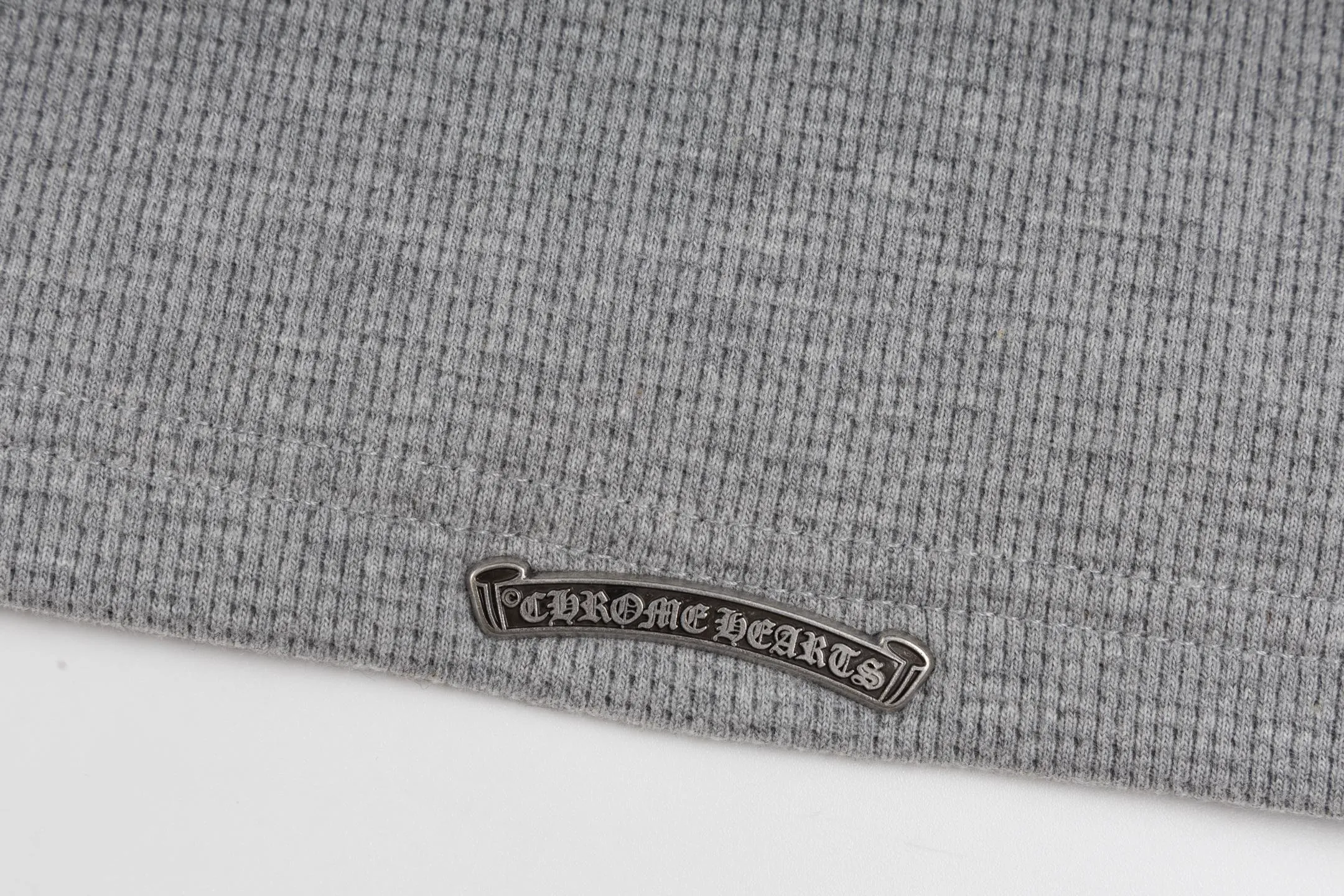 🅿️440 [Exclusive supply] CH Croix Heart Cross Leather Waffle Sweatshirt (grey) The fabric is made of 350g cotton waffle double-layer material before washing, which distinguishes the low-gram weight cut corners and non-pure cotton market products. The silver buckles and scrolls are made of antique bronze and real silver (the materials have reached the market's 300+ quality). The leather label is still made of genuine imported lambskin. The most important thing is the hand-sewn leather (the cost of manual work is high) in the fabric and hardware A lot of effort has been put into the craftsmanship. The top quality in the market and the industry benchmark are only owned by a few people. Size:S/M/L